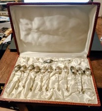 Coffret de 12 cuillères à entremet en métal argenté