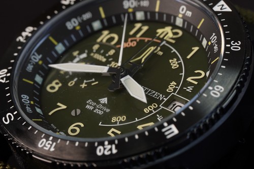 Montre boussole altimétrique