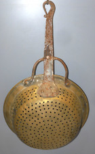 -ANCIEN GRAND EGOUTTOIR PASSOIRE LAITON étamé MANCHE FER Forgé jus de GRENIER  D