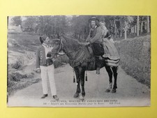 CPA Écrite par Jules DELALY de LE RHEU Costume BRETON Départ des Mariés à CHEVAL
