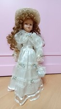 POUPEE PORCELAINE AVEC SOCLE