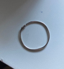 une seule boucle créole en or