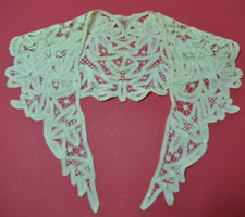 ancien grand col écru en dentelle de Luxeuil