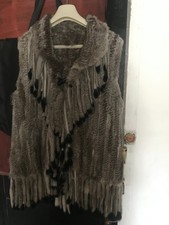 GILET  LONGSANS MANCHE EN LAPIN  GRIS BLANC ET NOIR AVEC FRANGES NEUVE IPHIGENIE