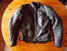 Blouson de moto en cuir noir