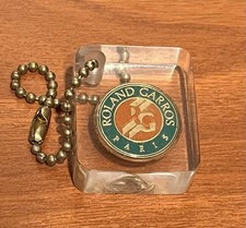 Rare Pin's Porte Clés  ROLAND GARROS PARIS Logo Officiel Arthus Bertrand Paris