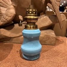 ancienne petite lampe a petrole en opaline bleue XIXe