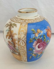 Vase, Porcelaine, DRESDEN?? peint main, décor scène romantique et floral,