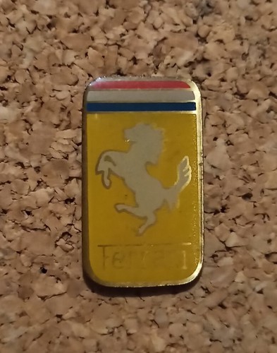Pin ferrari cheval voiture - pin's,