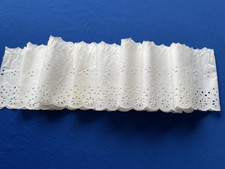 volant jupon ancien  coton , broderie anglaise : 372 cm X 12 cm  ( M5)