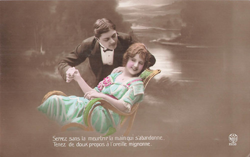 Moustachu tient main - main, femme
