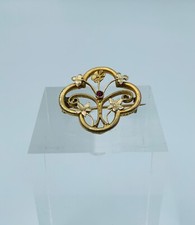 BROCHE PLAQUE OR ANCIENNE AJOUREE DECOR FLORALE OXYDE ROUGE 2 GRAMMES 56 W1291