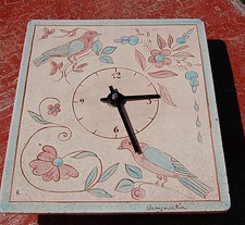 PENDULE EN CERAMIQUE PEINTE A