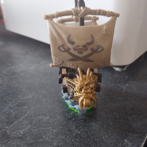 Figurine bateau pirate