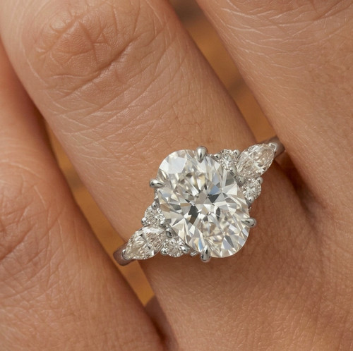 Bague diamant taille ovale
