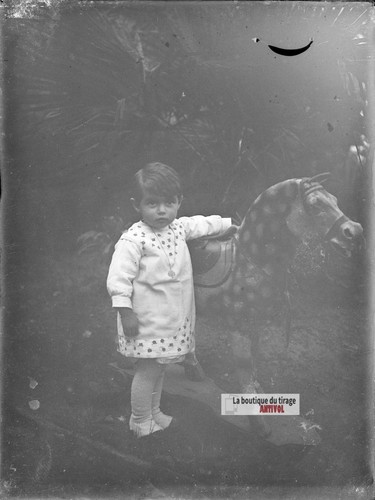 Jeune enfant avec cheval - , à