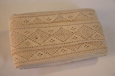 Passementerie , galon ,ancien ,ruban , mercerie , beige , losange , crochet ?