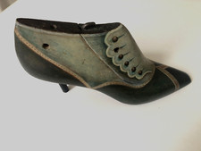 forme de chaussure peinte à