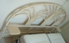 Tête de lit en rotin beige, faite sur mesure avec tablettes de chaque côté.