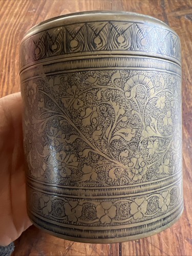 Boite pot laiton gravé - &,