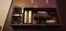 ANCIEN APPAREIL COFFRET D ELECTRECITE RHUMKORFF MEDICAL BOBINE VERS 1860 DS JUS