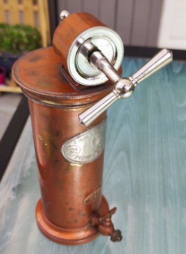 Ancien irrigateur médical - , à