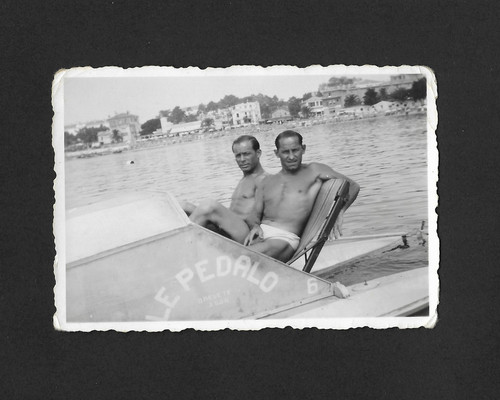 Deux hommes torse - nus,, mer
