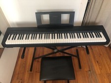 YAMAHA P-45 PIANO avec tabouret, trépied, casque et pédale. En très bon état 