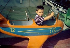 Petit garçon manège avion  -