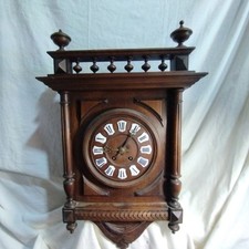 ancienne pendule mécanique murale en bois avec balancier et clé