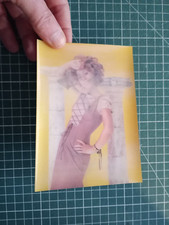 AV243 CPM photo modèle féminin - lenticulaire jeune femme colonnes grecques