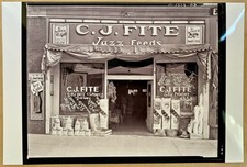 Walker Evans (1936) – Façade du magasin CJ Fite Jazz Feeds, Jackson, Mississippi