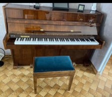 piano droit + tabouret à vendre  marque LEGNICA , très bon état 