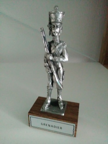 Statuette militaire - ,
