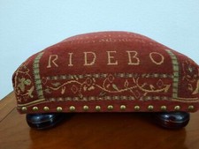 Pouf repose -pieds en tissu, impression de lettres en  latin, pieds en bois