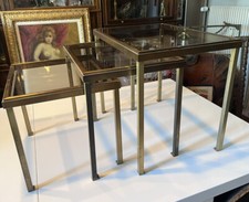 Guy LEFEVRE pour Maison JANSEN Table gigogne en Laiton doré et verre fumé