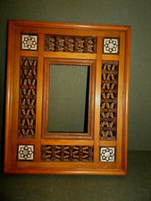 Cadre orientaliste en bois tourné et marqueterie.MOUCHARABIEH.1.