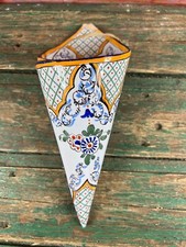 Cornet vase bouquetiere en faience de Luneville décor Rouen 19eme