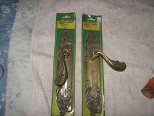 Paire de Poignées de Porte  avec plaques de propreté,  style Louis XV en laiton