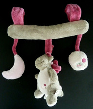 G9. Doudou barre d'activité Noukies  à suspendre Dragon Victoria et Lucie rose