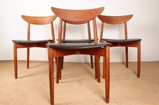 Lot de 4 chaises de repas Danoises en teck et Skaï par Peter Hvidt 1960.