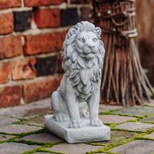 Statuette en pierre lion assis H. 34 cm, 25 x 14 cm, 10 kg, antigel (droite)