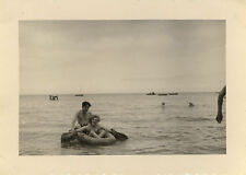 PHOTO ANCIENNE - VINTAGE SNAPSHOT - MER CANOT PNEUMATIQUE DRÔLE - BEACH SEA BOAT