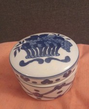 Jolie boîte, bonbonnière, en