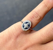 Bague en Or Gris 18 K + Platine / Diamant + Saphirs / Époque Art Déco / MP2539