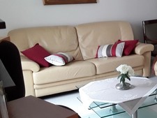 Canapé en cuir beige Burov - Élégant, Confortable et Pratique