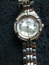 Montre GUESS en acier avec brillants sur la couronne modèle pour femme
