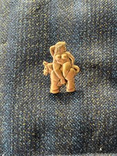 pin's pins collector sculpteur BOTERO femme nue sur son cheval bronze numéroté