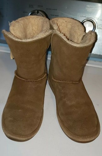 Youth size bearpaw boots - 4,
