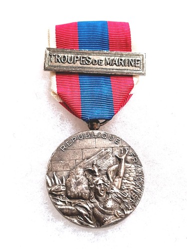 Une médaille défense - une,